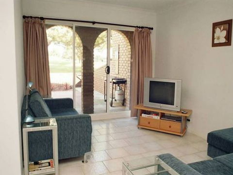 Lake Shore Apartment - Your Accommodation 5