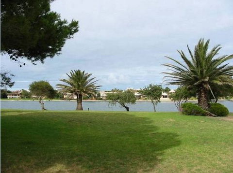 Lake Shore Apartment - Your Accommodation 6