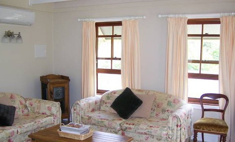 Hillcrest Cottage - Your Accommodation 2