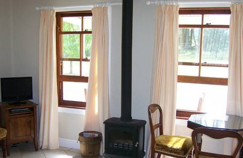 Hillcrest Cottage - Your Accommodation 3