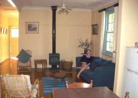 Honeysuckle Cottage Jingellic - Your Accommodation 3