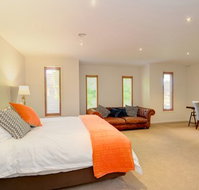 Newington Lake House - Your Accommodation