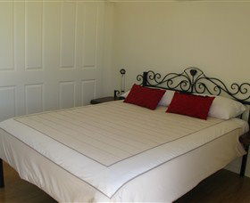 Rubyvale Gem Gallery Apartments - Your Accommodation 2