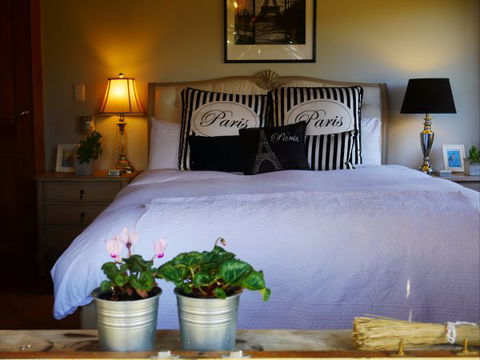 La Perrie Chalet Bed And Breakfast - Your Accommodation 0