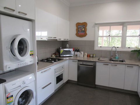 Valley View Cottage - Your Accommodation 2