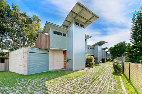Sun Worship Crescent Head Eco Villas - Your Accommodation 1