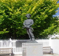 Alexander Cameron Statue - Your Accommodation
