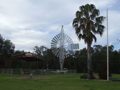 Luke Park And Jerilderie Lake - Your Accommodation 1