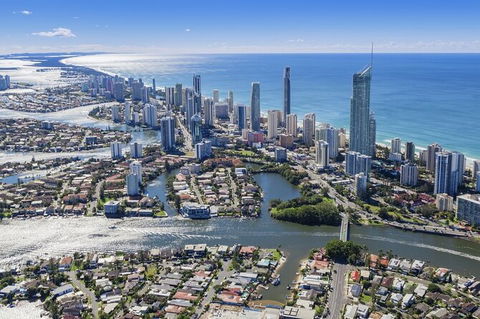 Gold Coast Airport Transfers : Airport OOL To Gold Coast City In Luxury Car - Your Accommodation 4