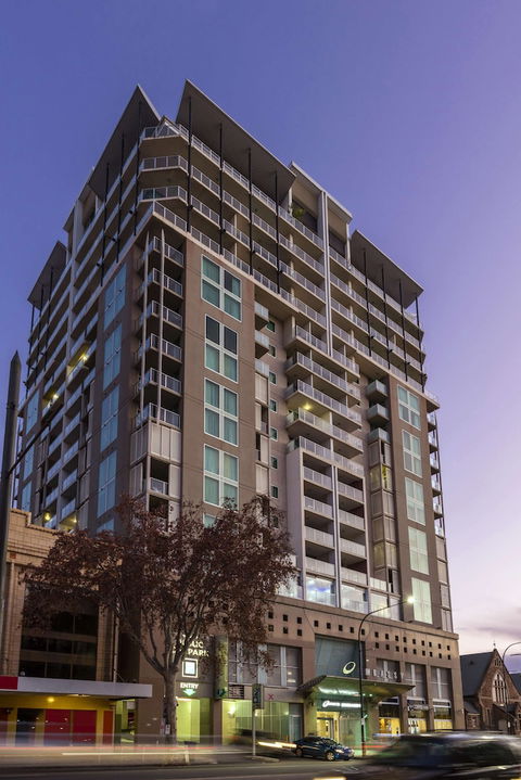 Oaks Adelaide Embassy Suites - Your Accommodation 2