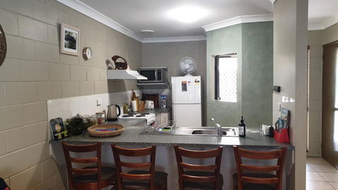 A City Retreat 2BR Apartment Reid Park Townsville - Your Accommodation 6