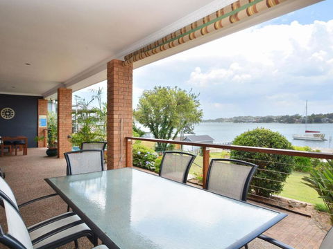 The House On The Lake At Fishing Point Lake Macquarie Honestly Put The Line In & Catch Fish - Your Accommodation 4