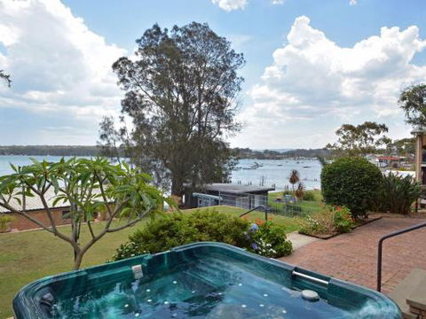 The House On The Lake At Fishing Point Lake Macquarie Honestly Put The Line In & Catch Fish - Your Accommodation 2