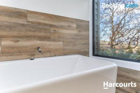 The WeareHouse In Deloraine - Your Accommodation 6