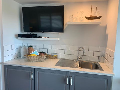 B & B On The Water - Your Accommodation 2