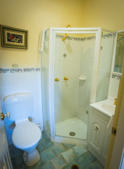 Whispering Pines Cottages - Your Accommodation 5