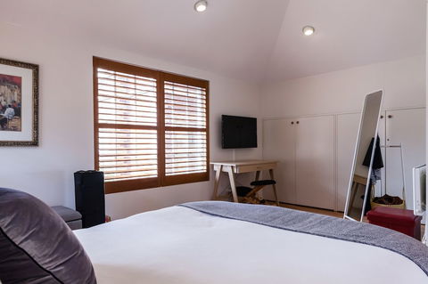VERA, 1BDR South Melbourne Apartment - Your Accommodation 0
