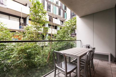 ZACH, 1BDR St.Kilda Apartment - Your Accommodation 0