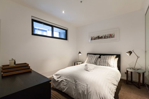 ZACH, 1BDR St.Kilda Apartment - Your Accommodation 2