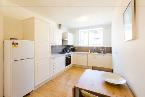 ROSIE, 2BDR St.Kilda Apartment - Your Accommodation 1