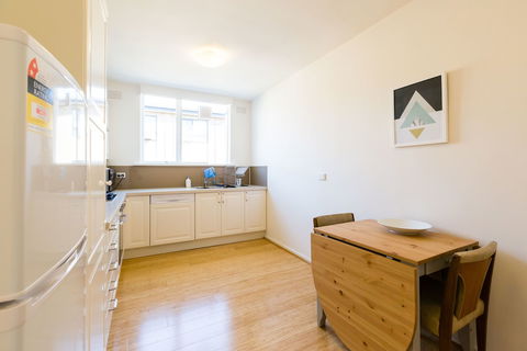 ROSIE, 2BDR St.Kilda Apartment - Your Accommodation 2