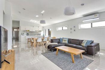 Diamond Bay Beach House - Your Accommodation 0