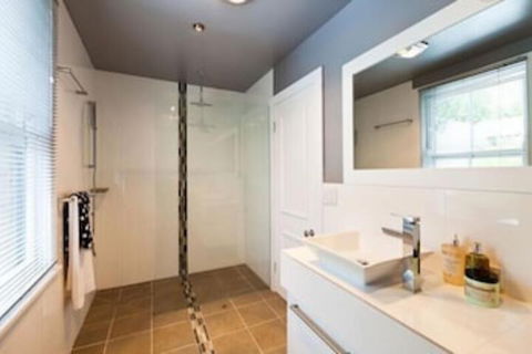 Spacious City 2 BR House Fit 6 PP - Your Accommodation 4