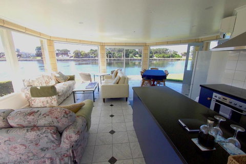 Douglas Riverside - Your Accommodation 6