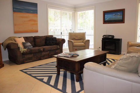 FRANGIPANI BEACH HOUSE PET FRIENDLY 22 Belbourie Cres Boomerang Beach - Your Accommodation 4