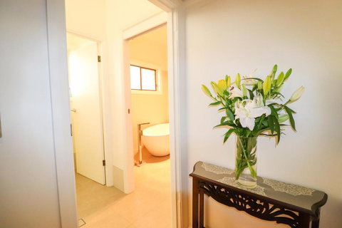 A Reflection On The Lake - Your Accommodation 6