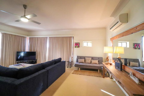 A Reflection On The Lake - Your Accommodation 4