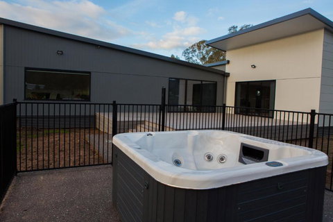 Pomonal Estate Mt. Cassell Villa - Your Accommodation 5