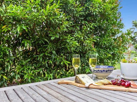The Boathouse Comfortable Beachfront Home - Your Accommodation 2