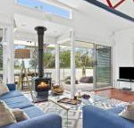 The Boathouse comfortable beachfront home - Your Accommodation