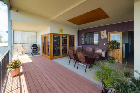 Blue Water Retreat Upstairs - Your Accommodation 0