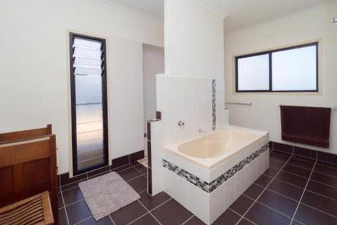 Blue Water Retreat Upstairs - Your Accommodation 5