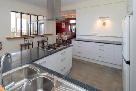 Blue Water Retreat Upstairs - Your Accommodation 6