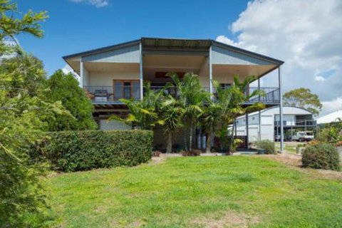 Blue Water Retreat Upstairs - Your Accommodation 4