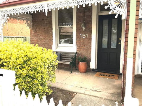 YSG The Edward Townhouse 151 Walk To Town - Your Accommodation 3