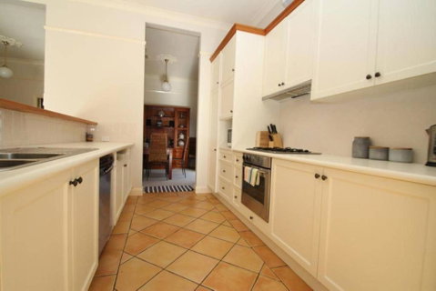 123 Hill St. Heart Of Orange Double Brick - Your Accommodation 5