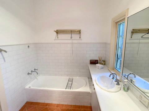 123 Hill St. Heart Of Orange Double Brick - Your Accommodation 2