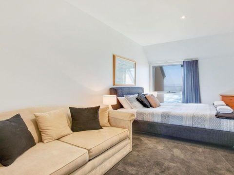 Dolphins Den Panoramic Views - Your Accommodation 6