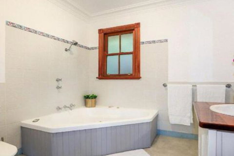 Treetops Elegant Inviting Designer Cedar Home - Your Accommodation 4