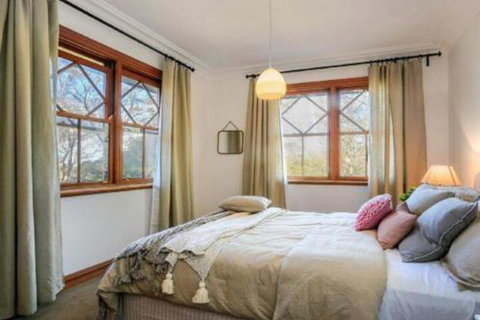 Treetops Elegant Inviting Designer Cedar Home - Your Accommodation 2