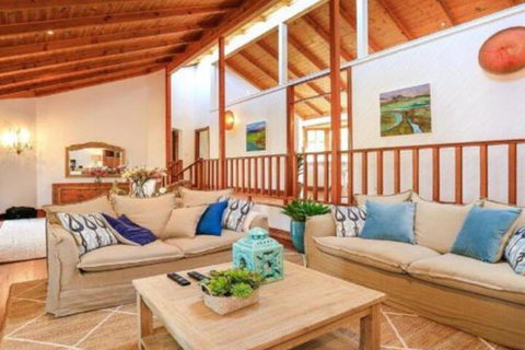 Treetops Elegant Inviting Designer Cedar Home - Your Accommodation 7