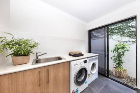 WINDFALL In PALM COVE - Your Accommodation 2