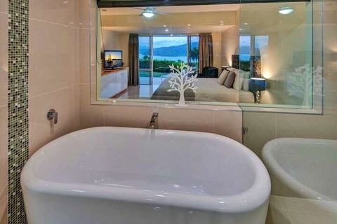 Bella Vista East 3 Luxury Ocean Views Large Flat Grassed Area + Buggy - Your Accommodation 3