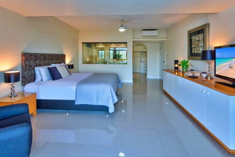 Bella Vista East 3 Luxury Ocean Views Large Flat Grassed Area + Buggy - Your Accommodation 7