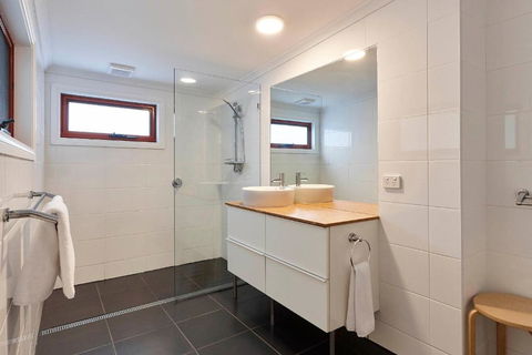 DOLPHIN LOOKOUT COTTAGE Amazing Views Of The Bay Of Fires - Your Accommodation 1