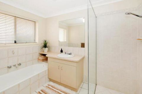 Hook Wine & Sinker Hervey Bay - Your Accommodation 6